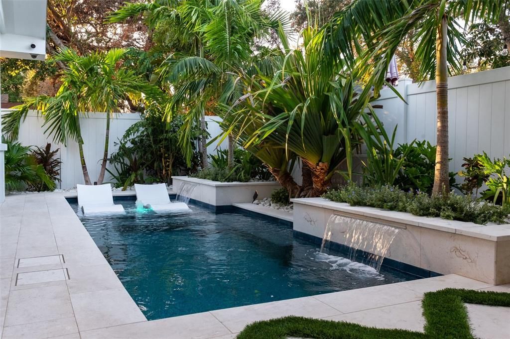 Под контрактом: $1,250,000 (4 спален, 3 ванн, 2062 Квадратных фут)