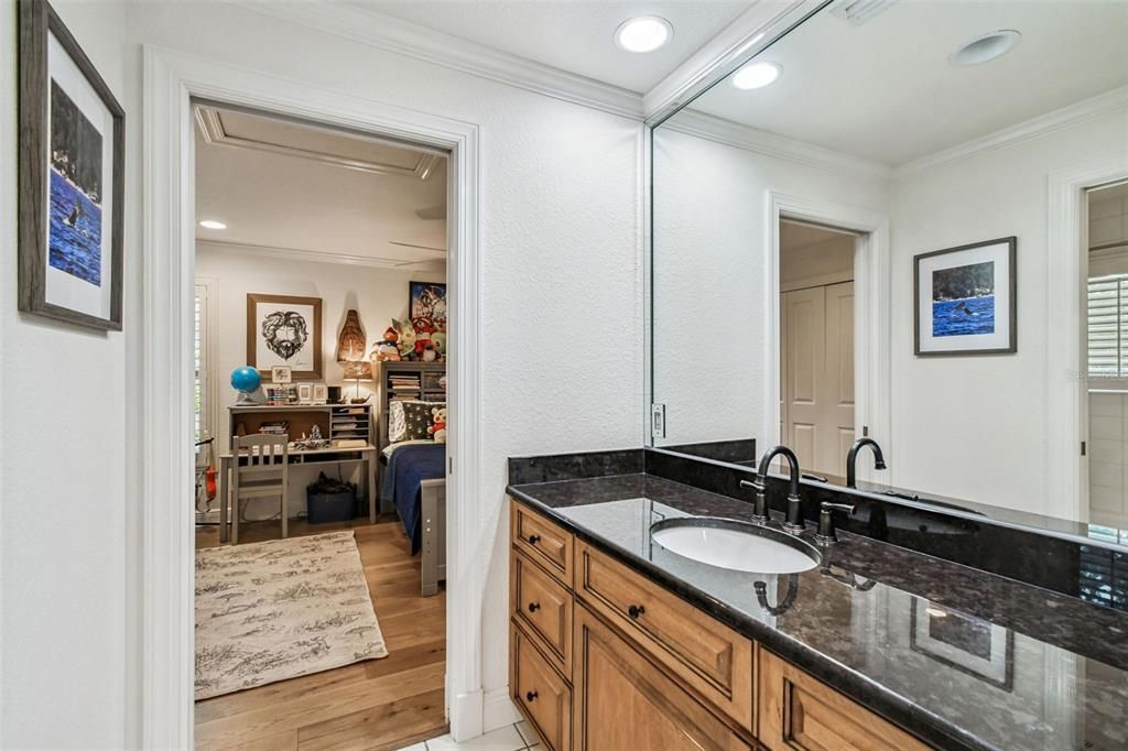 Под контрактом: $1,250,000 (4 спален, 3 ванн, 2062 Квадратных фут)