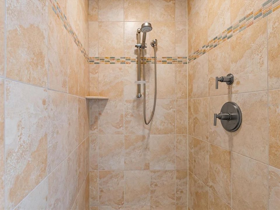 En Venta: $1,850,000 (4 camas, 3 baños, 2005 Pies cuadrados)