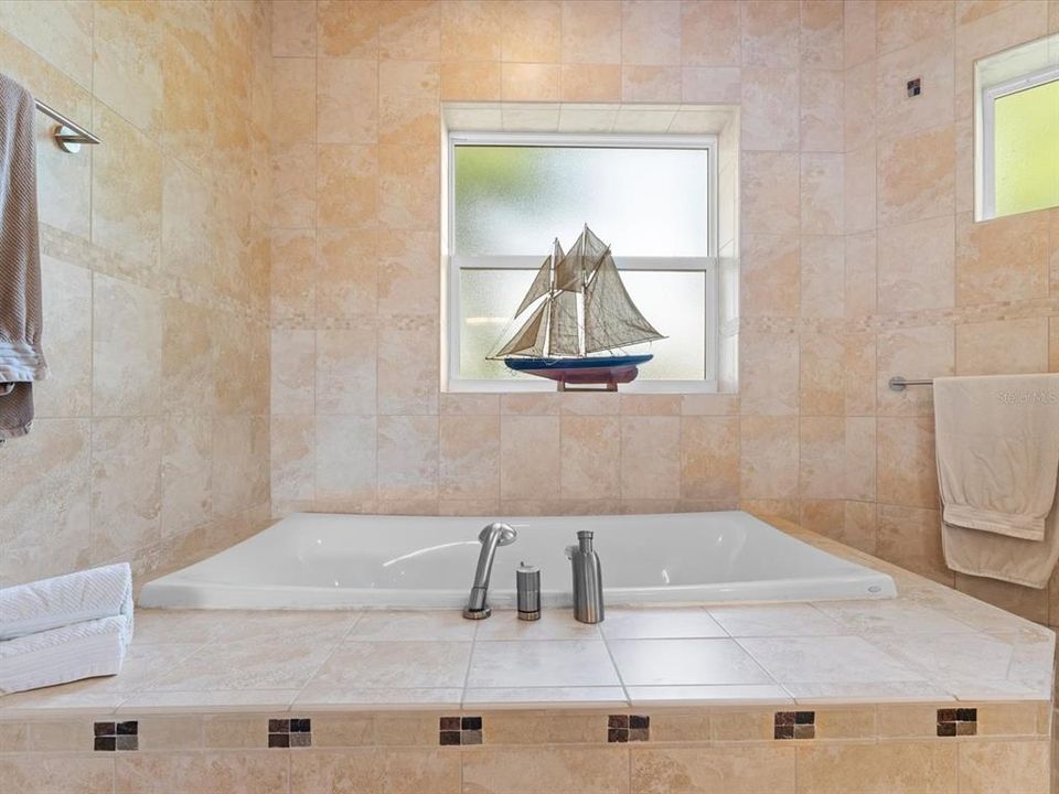 En Venta: $1,850,000 (4 camas, 3 baños, 2005 Pies cuadrados)