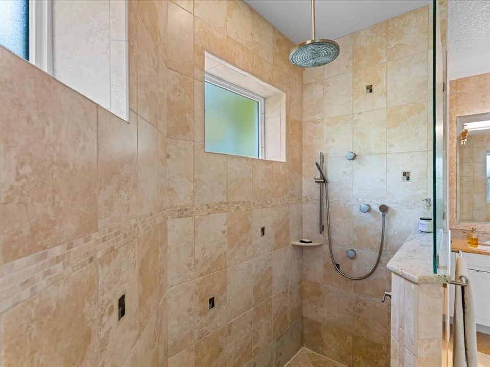 En Venta: $1,850,000 (4 camas, 3 baños, 2005 Pies cuadrados)