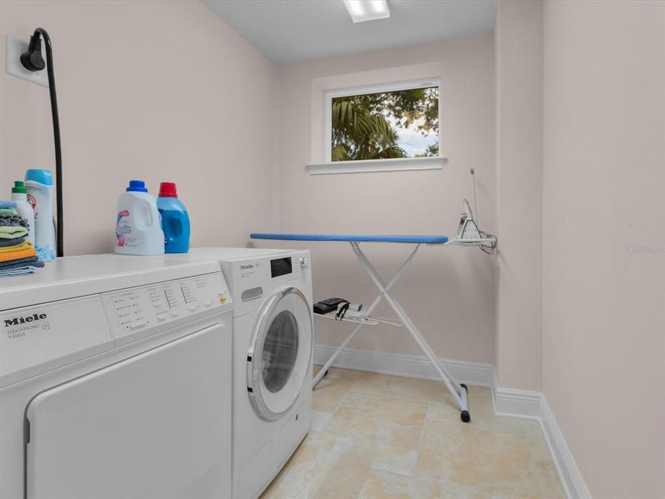 En Venta: $1,850,000 (4 camas, 3 baños, 2005 Pies cuadrados)