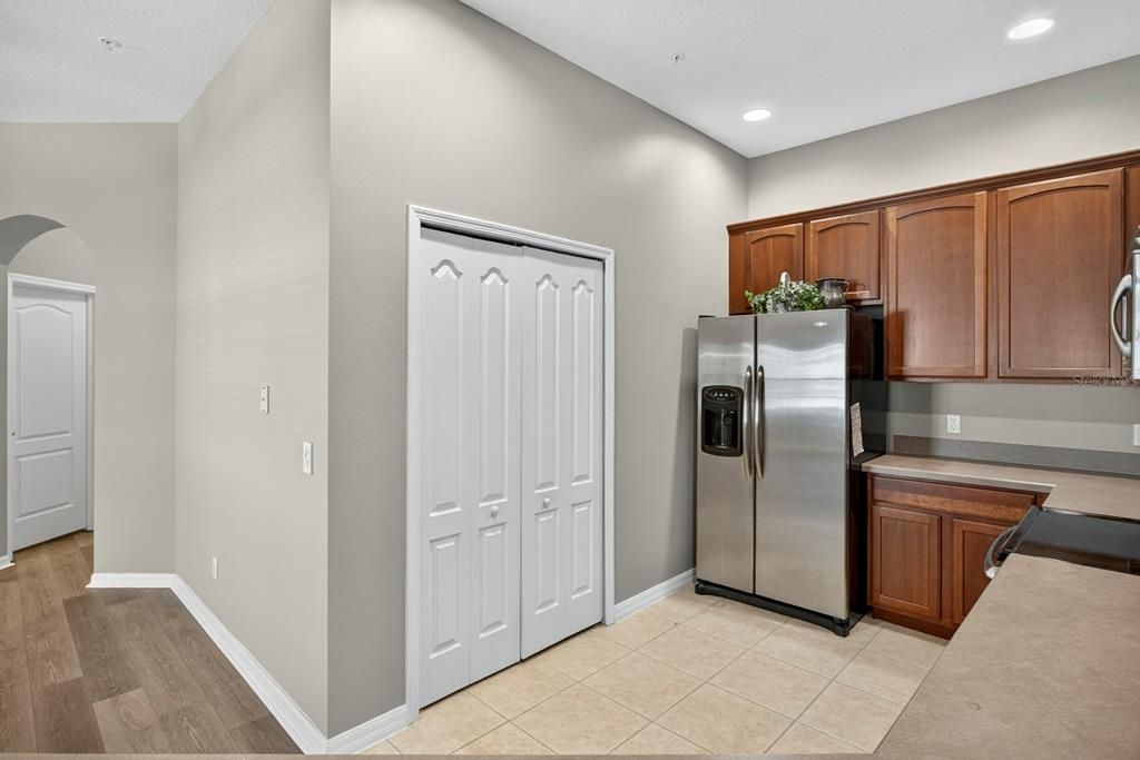 待售: $240,000 (2 贝兹, 2 浴室, 1200 平方英尺)