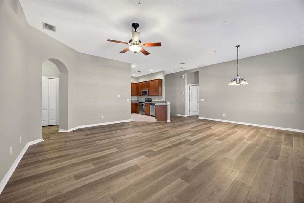 待售: $240,000 (2 贝兹, 2 浴室, 1200 平方英尺)