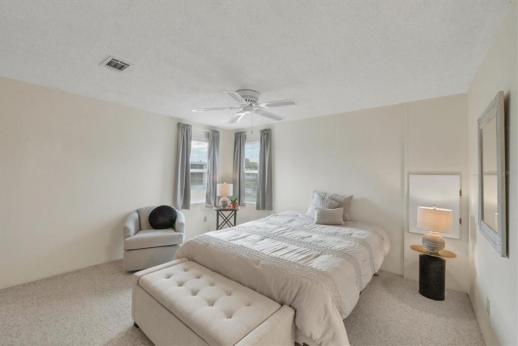 待售: $185,000 (2 贝兹, 2 浴室, 1092 平方英尺)