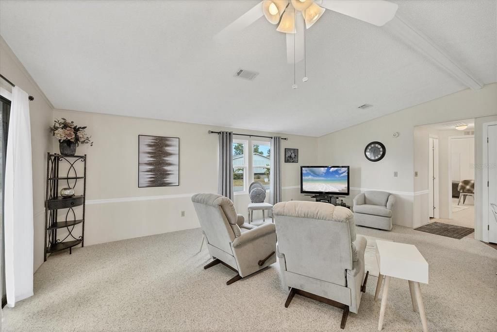 待售: $185,000 (2 贝兹, 2 浴室, 1092 平方英尺)