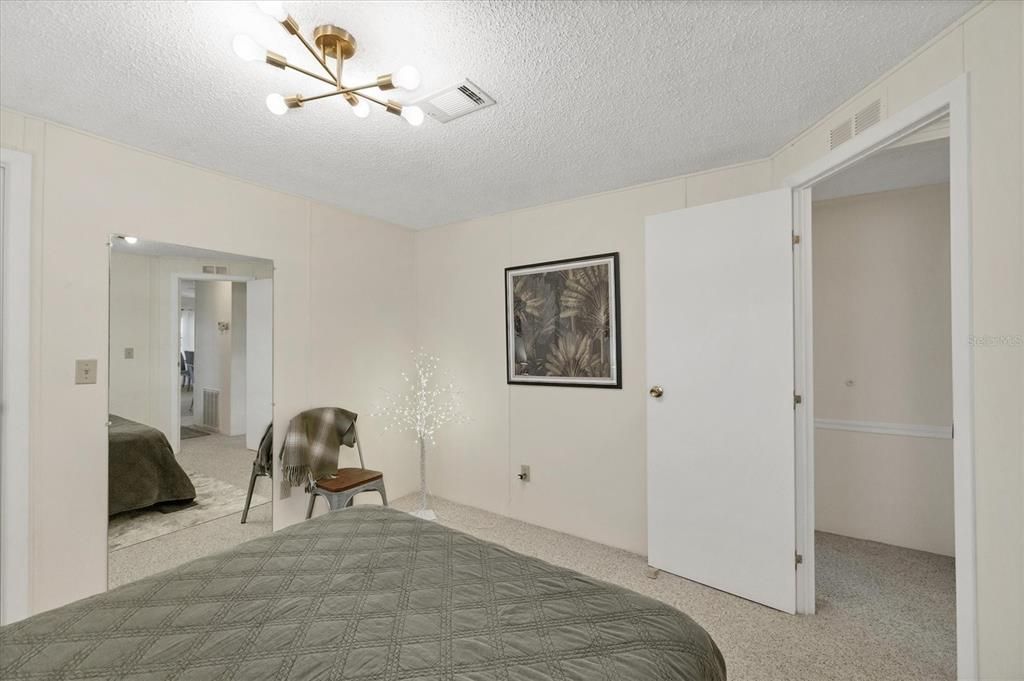 待售: $185,000 (2 贝兹, 2 浴室, 1092 平方英尺)