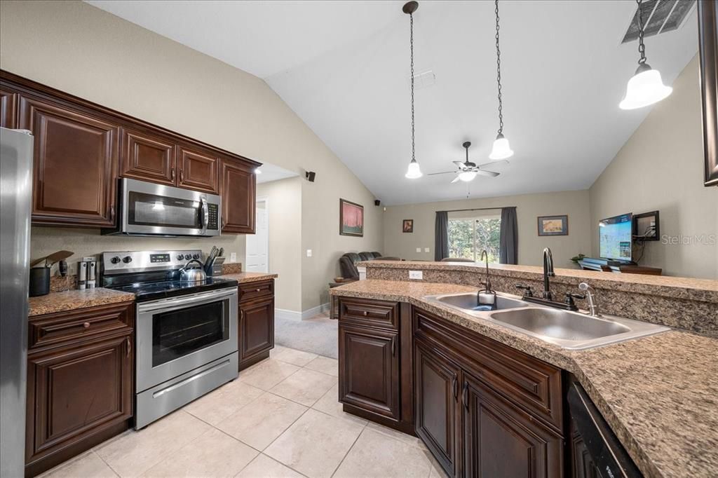 На продажу: $321,750 (3 спален, 2 ванн, 1934 Квадратных фут)