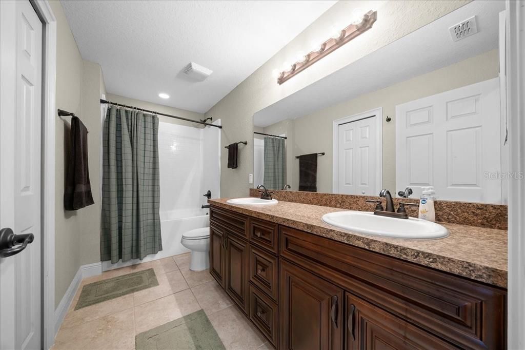 На продажу: $321,750 (3 спален, 2 ванн, 1934 Квадратных фут)