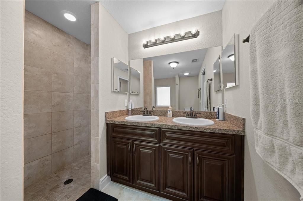 На продажу: $321,750 (3 спален, 2 ванн, 1934 Квадратных фут)