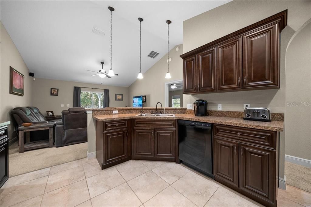 На продажу: $321,750 (3 спален, 2 ванн, 1934 Квадратных фут)