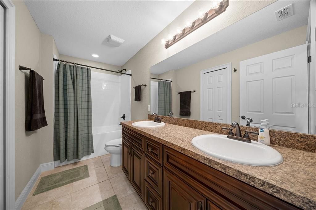 На продажу: $321,750 (3 спален, 2 ванн, 1934 Квадратных фут)