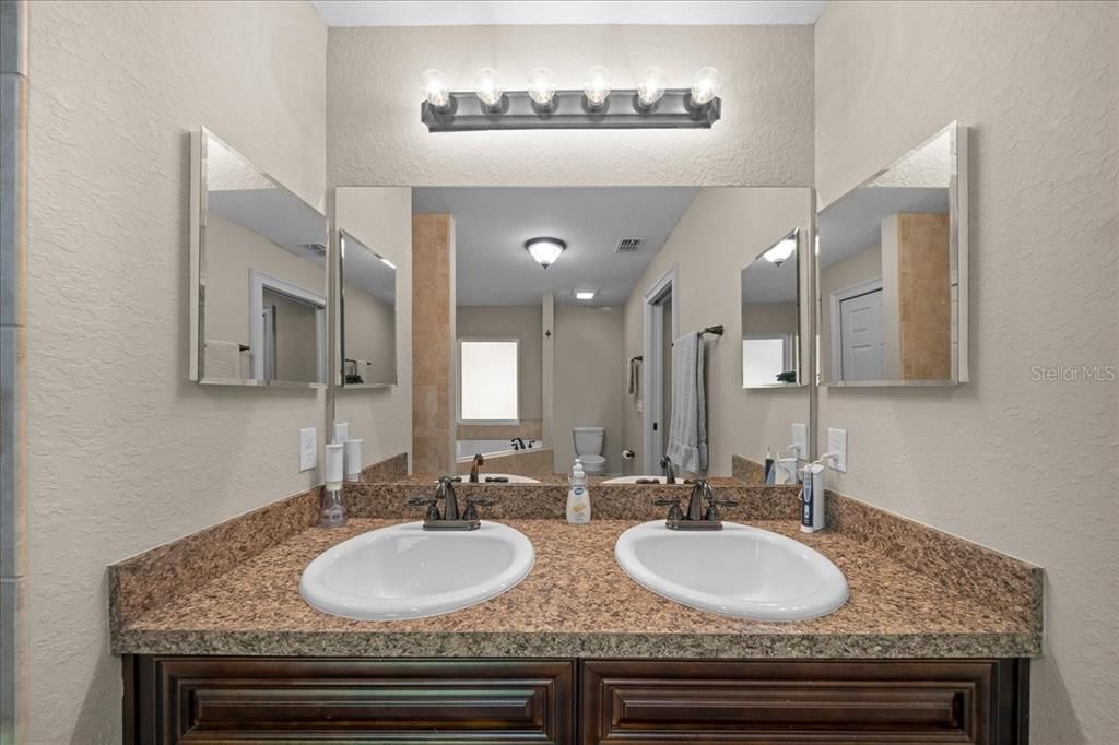 На продажу: $321,750 (3 спален, 2 ванн, 1934 Квадратных фут)