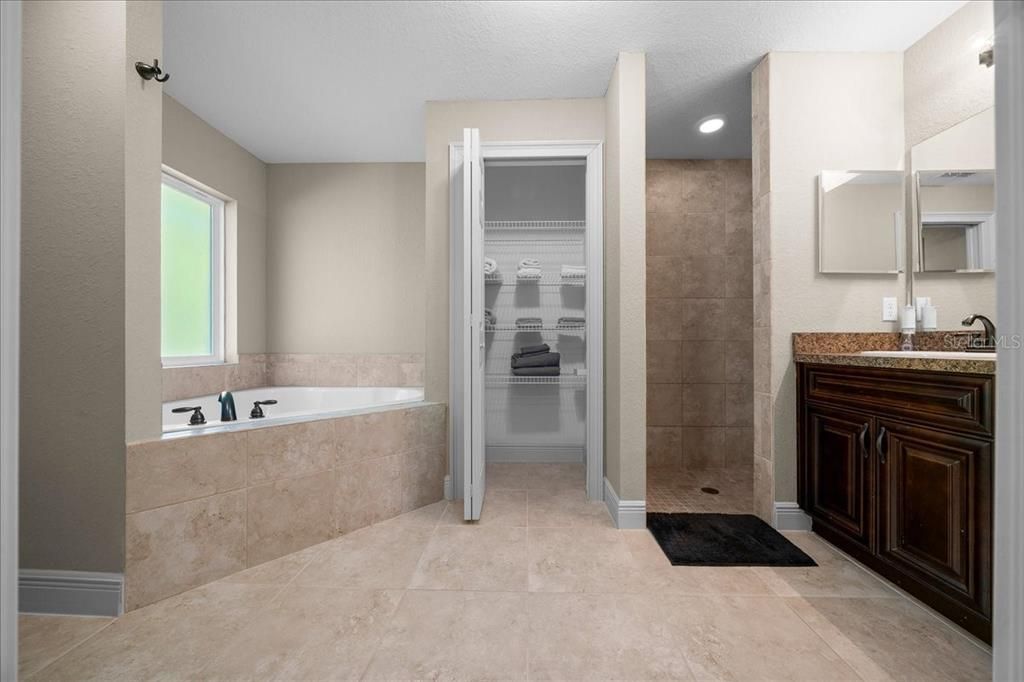 На продажу: $321,750 (3 спален, 2 ванн, 1934 Квадратных фут)