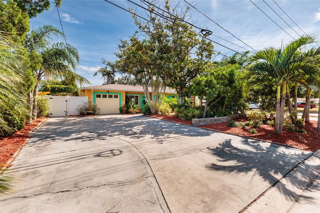 For Sale: $579,000 (3 beds, 2 baths, 1345 Square Feet)