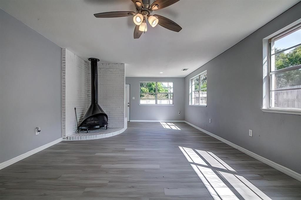 待售: $234,000 (3 贝兹, 1 浴室, 1114 平方英尺)