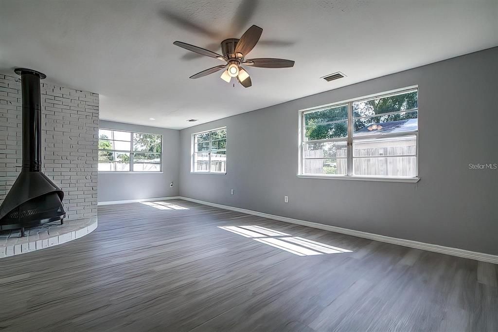 待售: $234,000 (3 贝兹, 1 浴室, 1114 平方英尺)