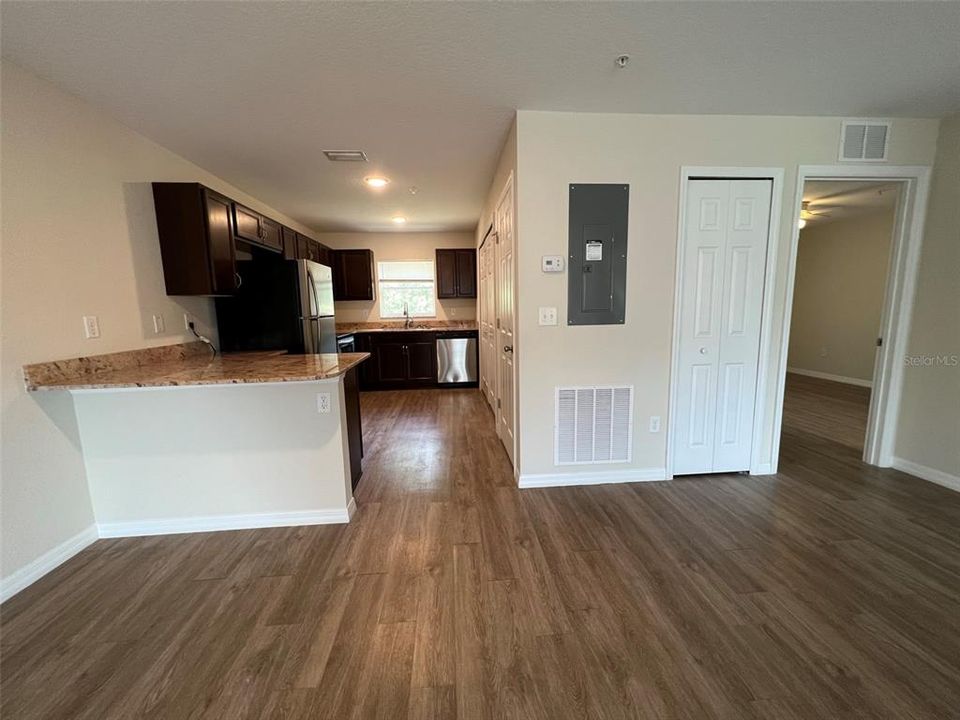 Activo con contrato: $1,195 (2 camas, 2 baños, 976 Pies cuadrados)