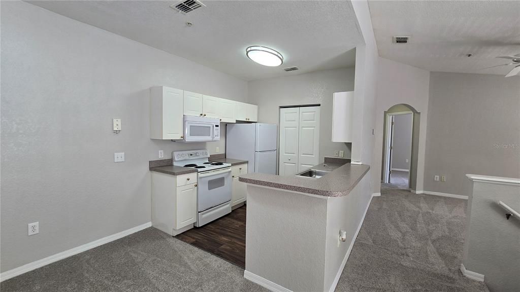 Под контрактом: $1,525 (2 спален, 2 ванн, 1170 Квадратных фут)