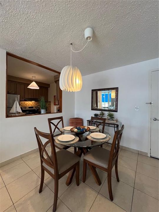 На продажу: $615,000 (2 спален, 1 ванн, 879 Квадратных фут)