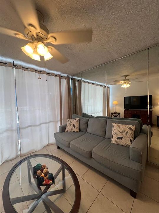 На продажу: $615,000 (2 спален, 1 ванн, 879 Квадратных фут)