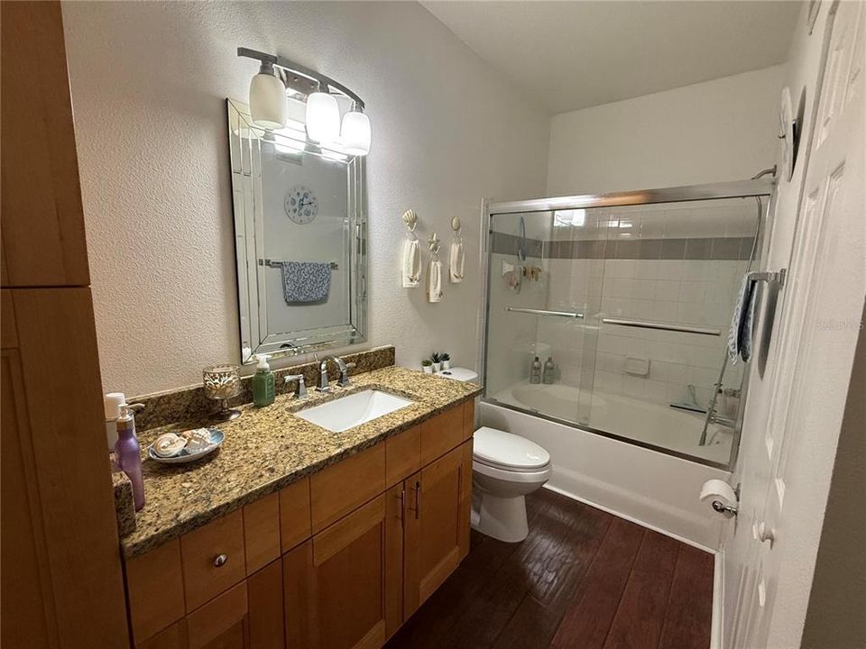 待售: $189,999 (1 贝兹, 1 浴室, 868 平方英尺)