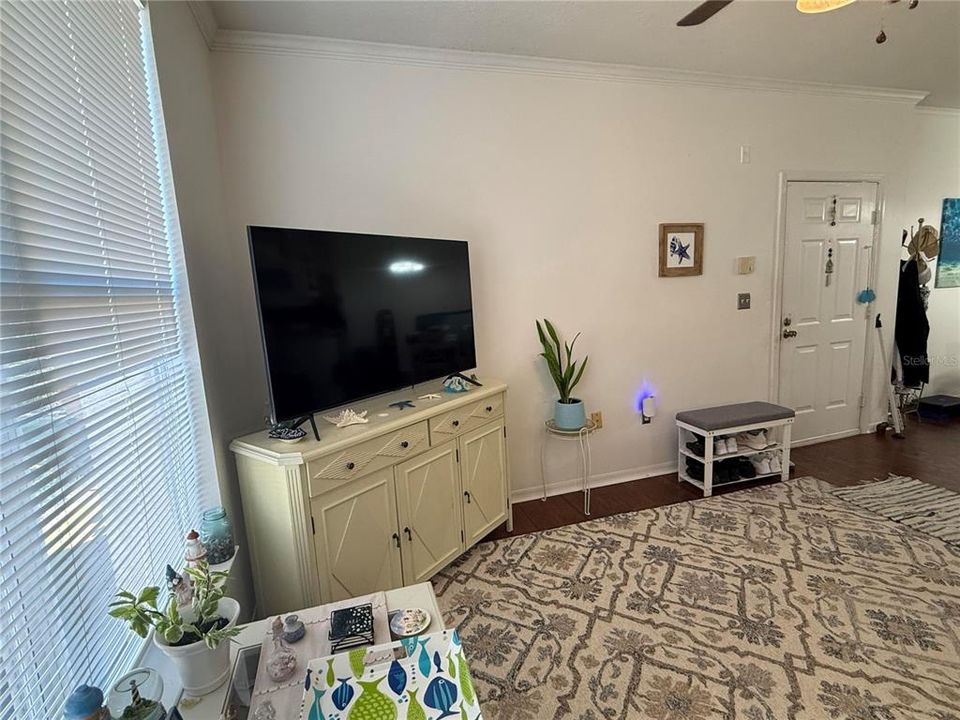 待售: $189,999 (1 贝兹, 1 浴室, 868 平方英尺)