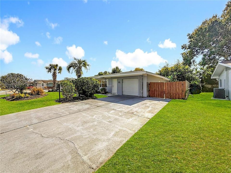 Active With Contract: $499,900 (3 beds, 2 baths, 1272 Square Feet)