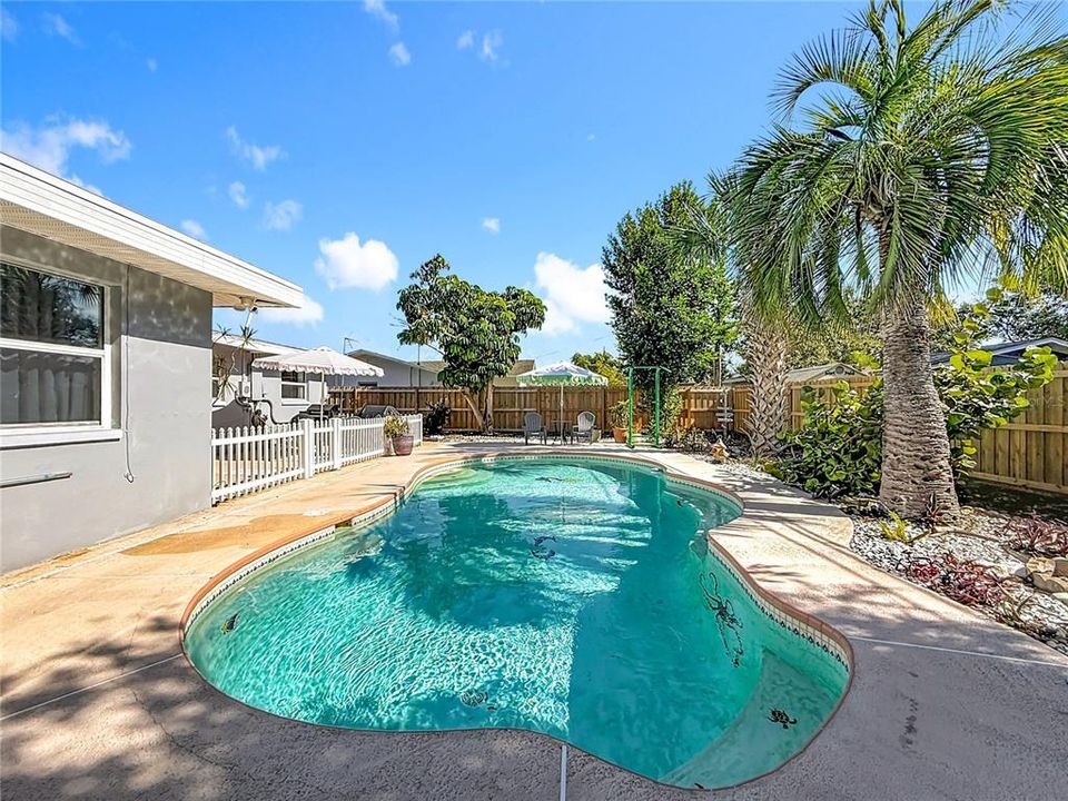 Active With Contract: $499,900 (3 beds, 2 baths, 1272 Square Feet)