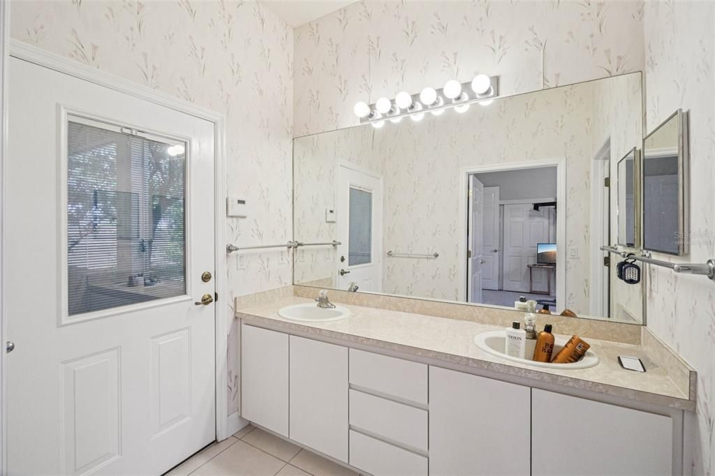 For Sale: $800,000 (3 beds, 3 baths, 2985 Square Feet)