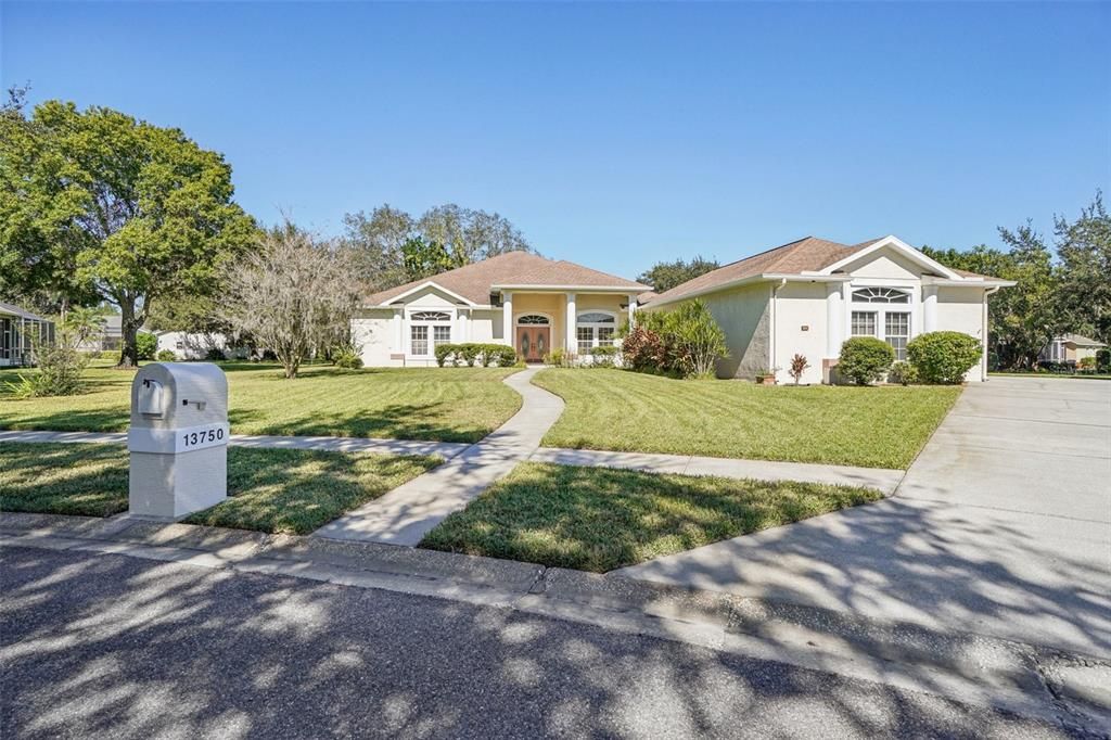 For Sale: $800,000 (3 beds, 3 baths, 2985 Square Feet)