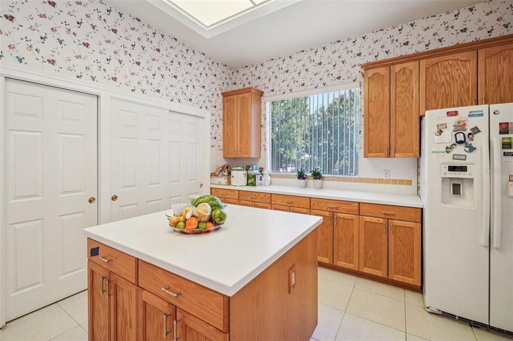 For Sale: $800,000 (3 beds, 3 baths, 2985 Square Feet)