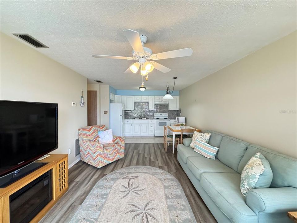 For Sale: $149,000 (2 beds, 1 baths, 768 Square Feet)