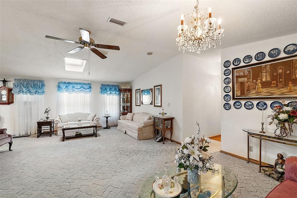 For Sale: $194,900 (2 beds, 2 baths, 1674 Square Feet)