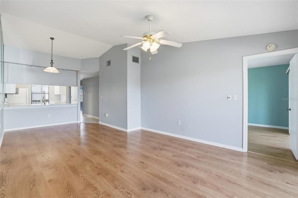 待售: $200,000 (3 贝兹, 2 浴室, 1062 平方英尺)