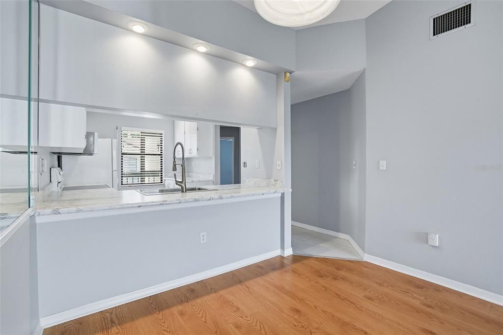 待售: $200,000 (3 贝兹, 2 浴室, 1062 平方英尺)