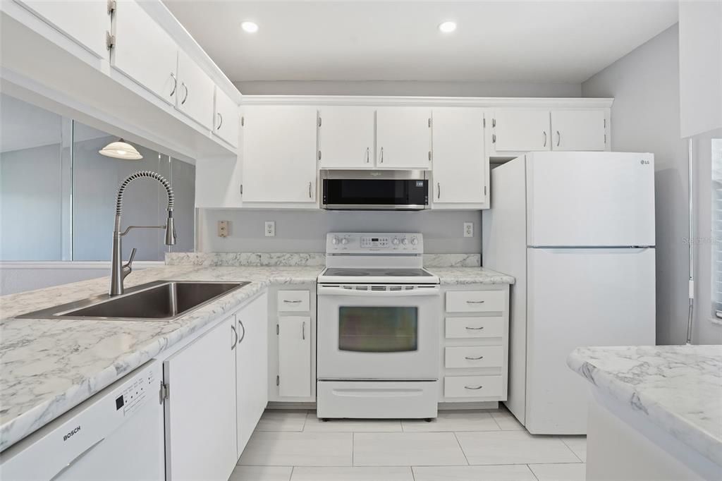 待售: $200,000 (3 贝兹, 2 浴室, 1062 平方英尺)