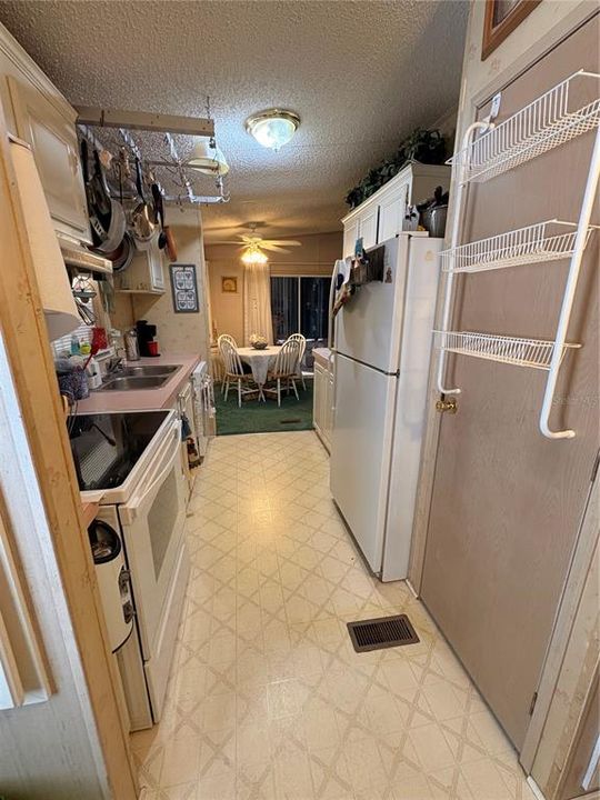 待售: $137,000 (2 贝兹, 2 浴室, 994 平方英尺)