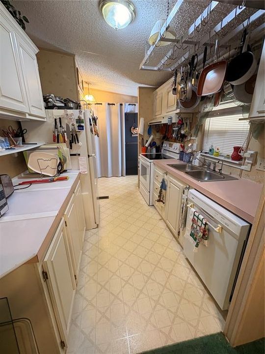 待售: $137,000 (2 贝兹, 2 浴室, 994 平方英尺)