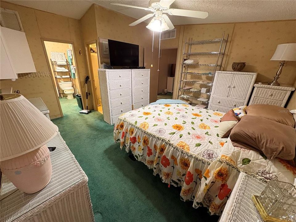 待售: $137,000 (2 贝兹, 2 浴室, 994 平方英尺)