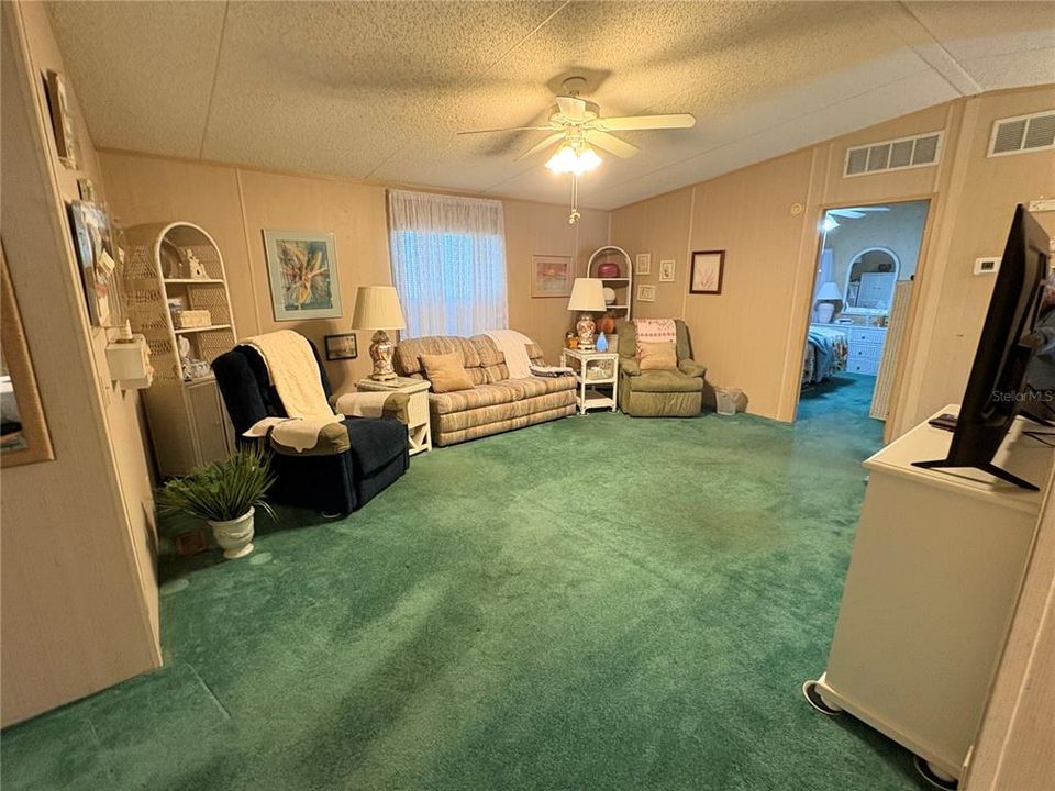 待售: $137,000 (2 贝兹, 2 浴室, 994 平方英尺)