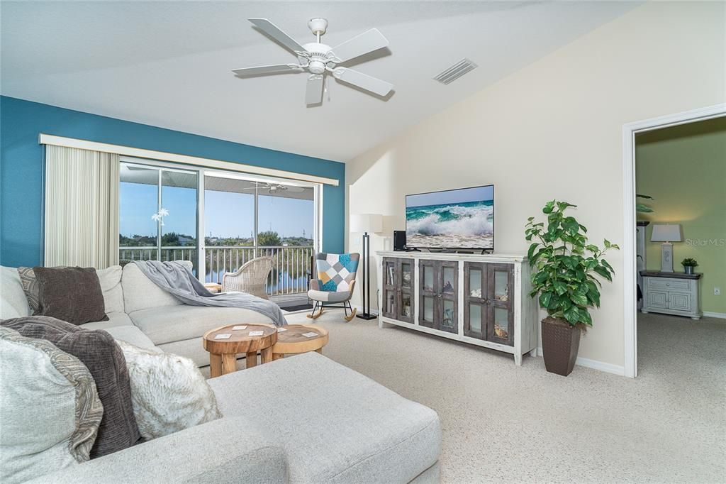 待售: $235,000 (2 贝兹, 2 浴室, 1230 平方英尺)