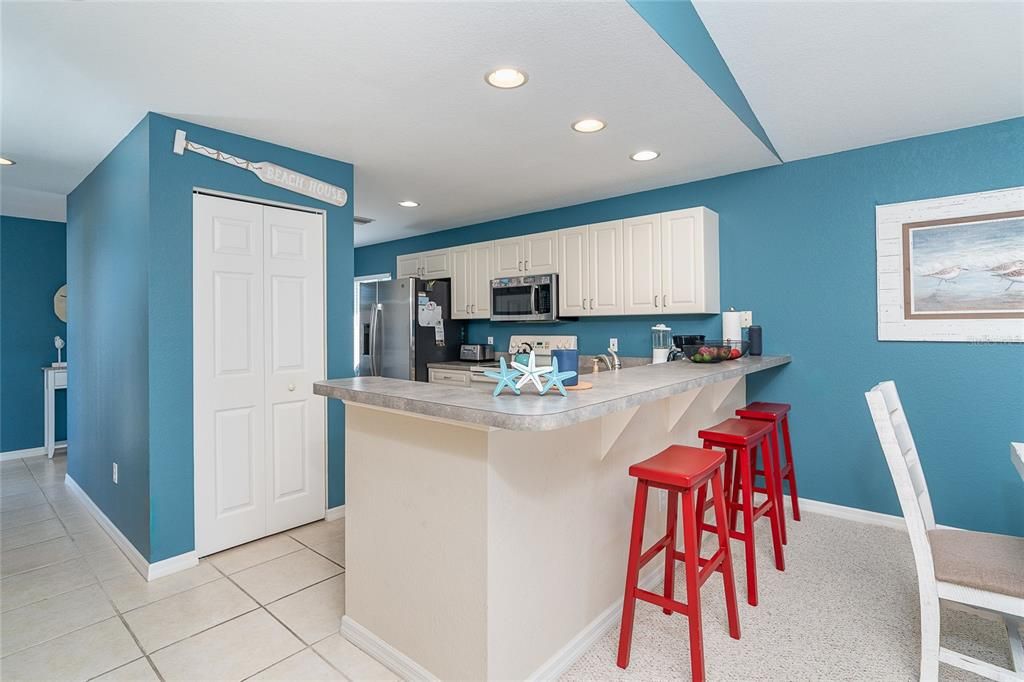 待售: $235,000 (2 贝兹, 2 浴室, 1230 平方英尺)