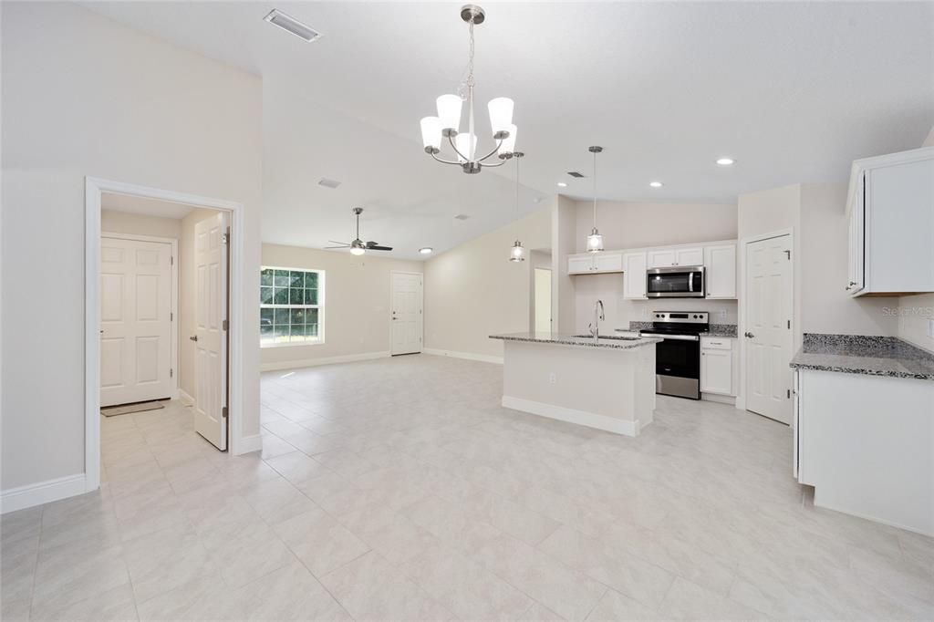 合同活跃: $249,900 (3 贝兹, 2 浴室, 1418 平方英尺)