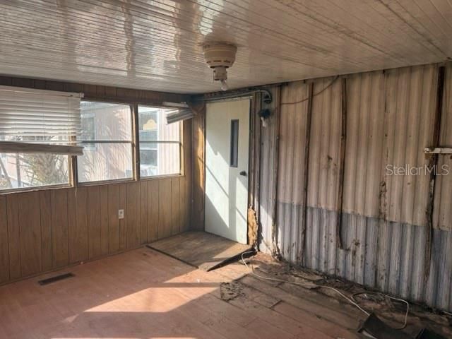 For Sale: $169,900 (2 beds, 1 baths, 924 Square Feet)