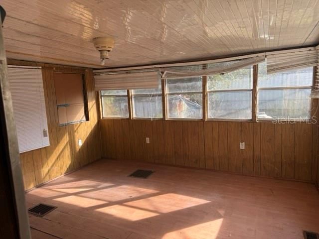 For Sale: $169,900 (2 beds, 1 baths, 924 Square Feet)