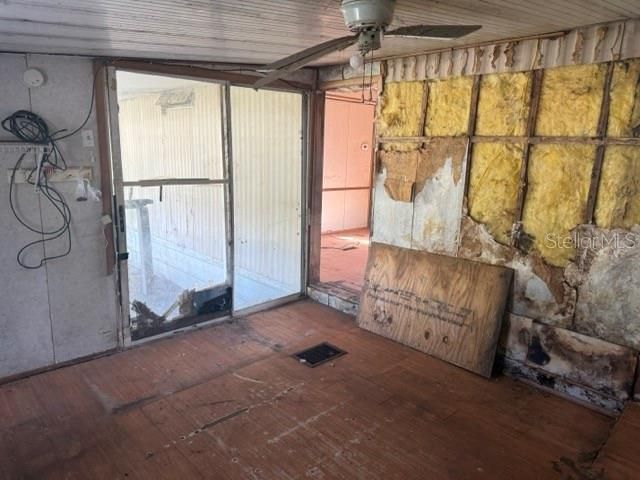 For Sale: $169,900 (2 beds, 1 baths, 924 Square Feet)