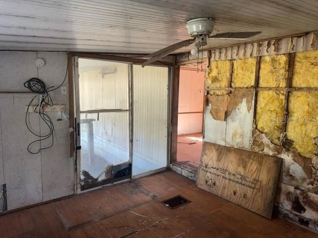 For Sale: $169,900 (2 beds, 1 baths, 924 Square Feet)