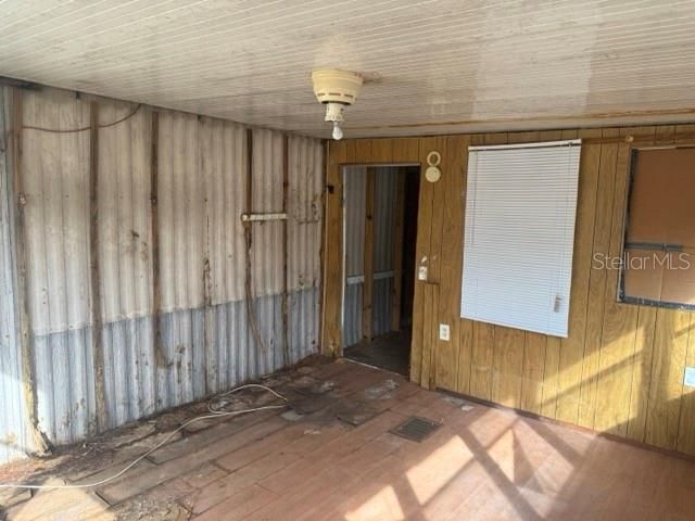 For Sale: $169,900 (2 beds, 1 baths, 924 Square Feet)