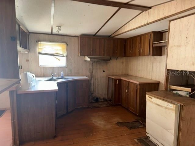 For Sale: $169,900 (2 beds, 1 baths, 924 Square Feet)